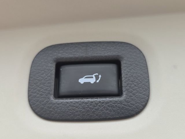 Used 2017 Pearl White Nissan SL image 17