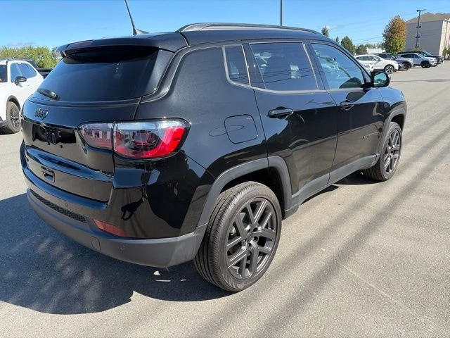 New 2026 Diamond Black Crystal Pearl-Coat Exterior Paint Jeep Limited image 6