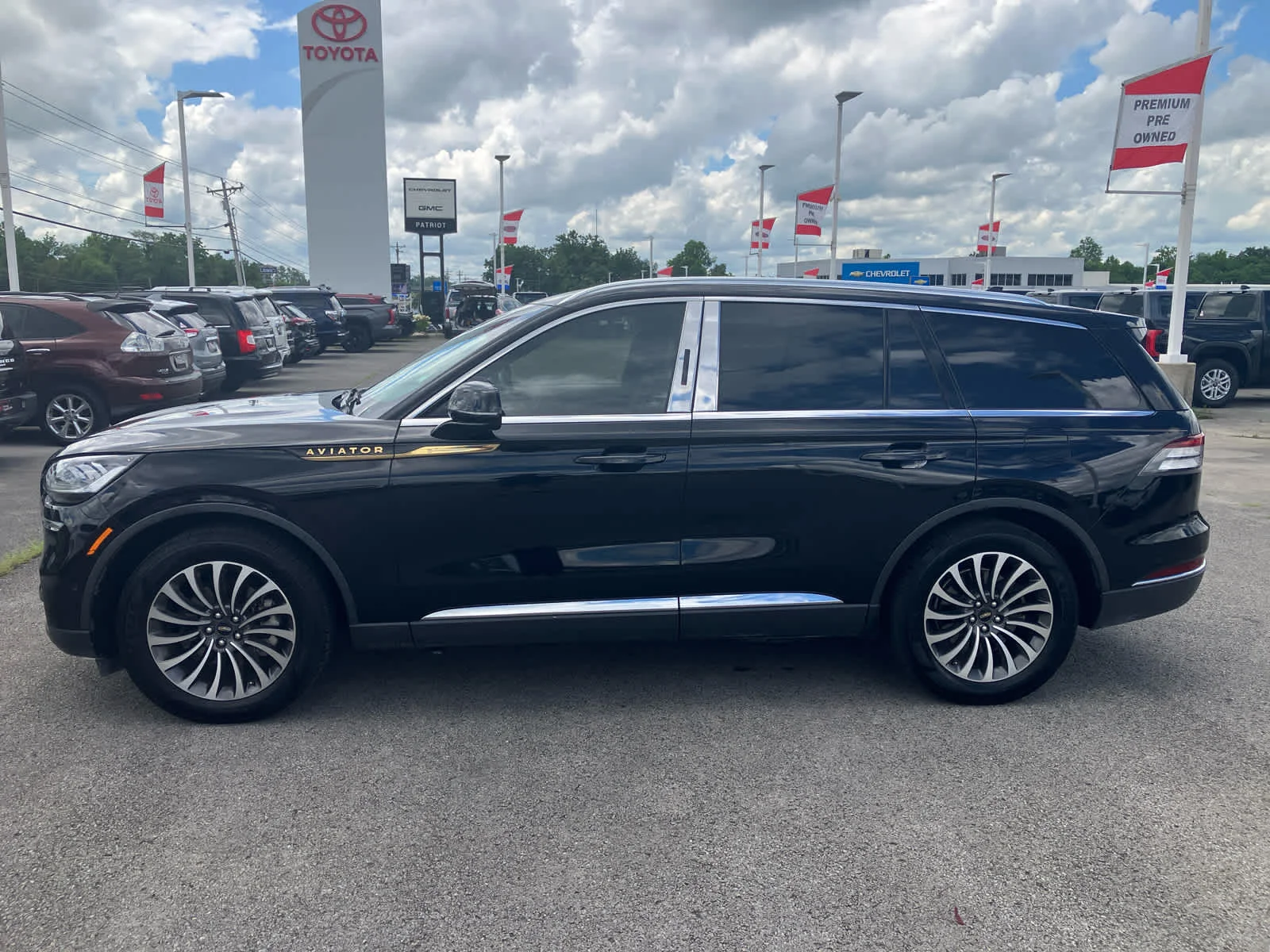 Used 2020 Infinite Black Metallic Lincoln Reserve image 4