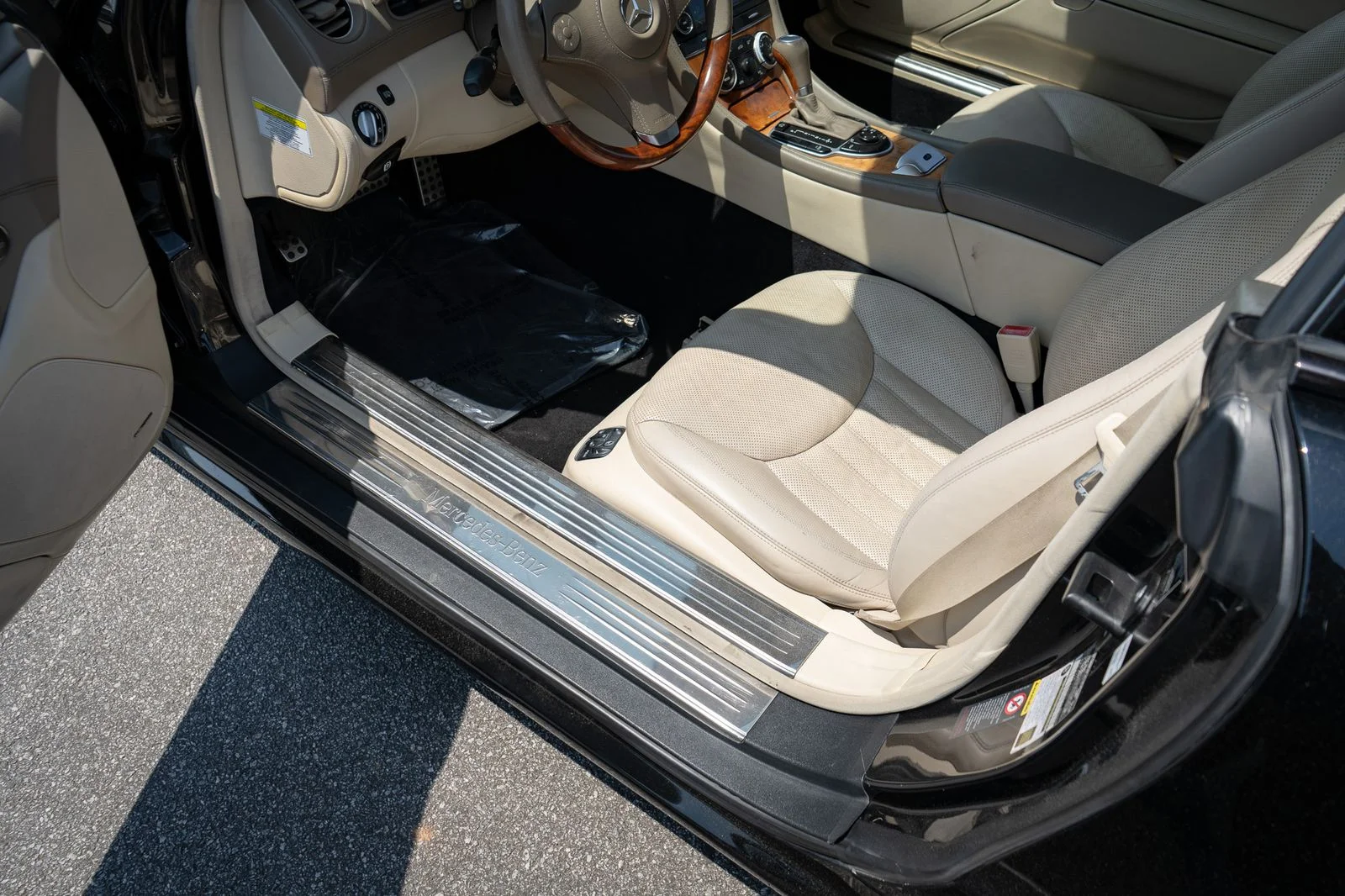 Used 2009 Black Mercedes-Benz SL 550 image 16