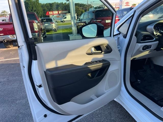 Used 2024 White Chrysler Touring L image 5