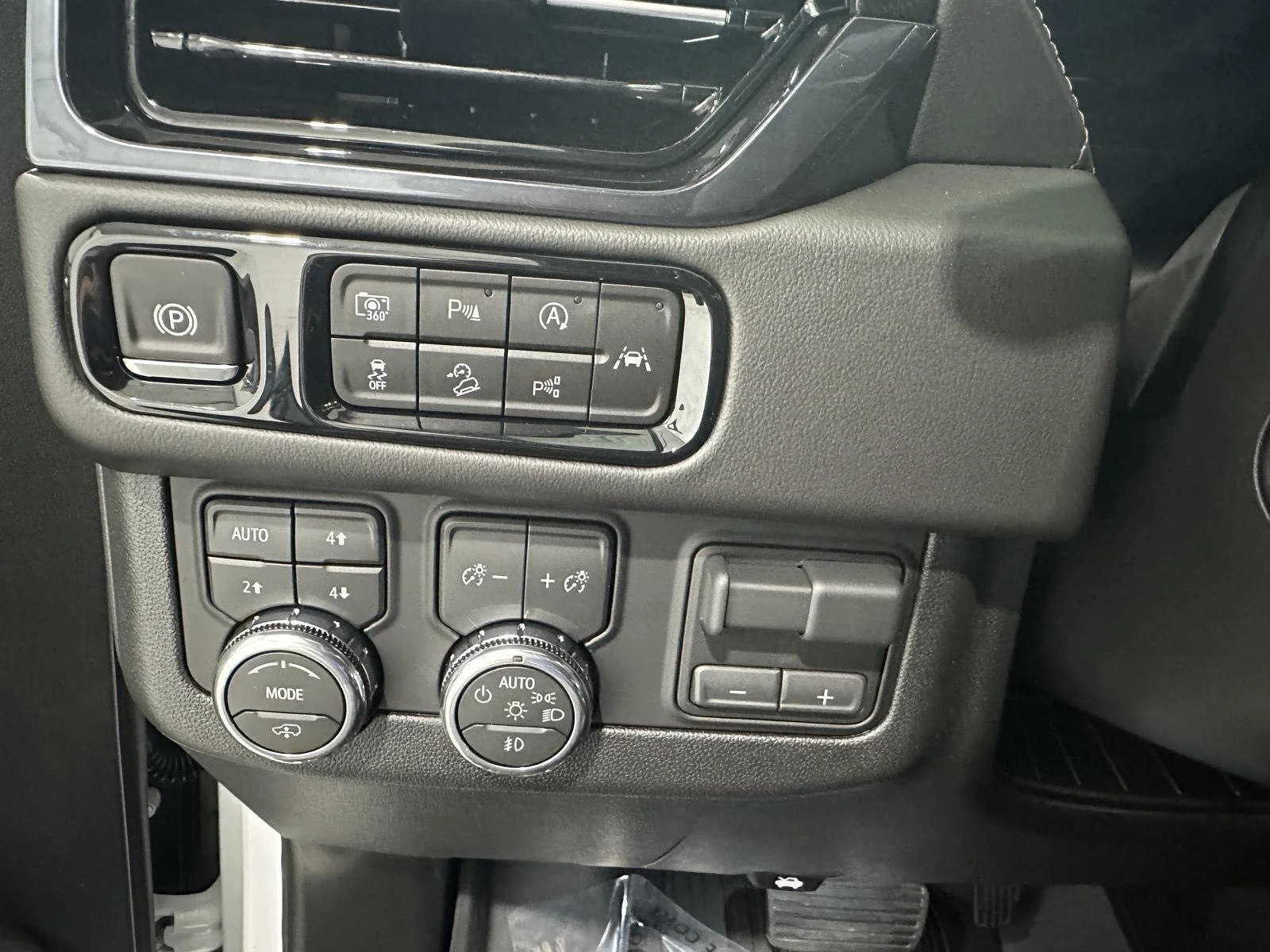 Used 2026 Summit White GMC AT4 image 17