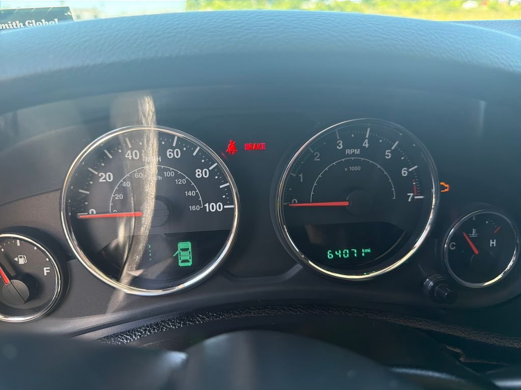 Used 2016 White Jeep Unlimited Sahara image 15