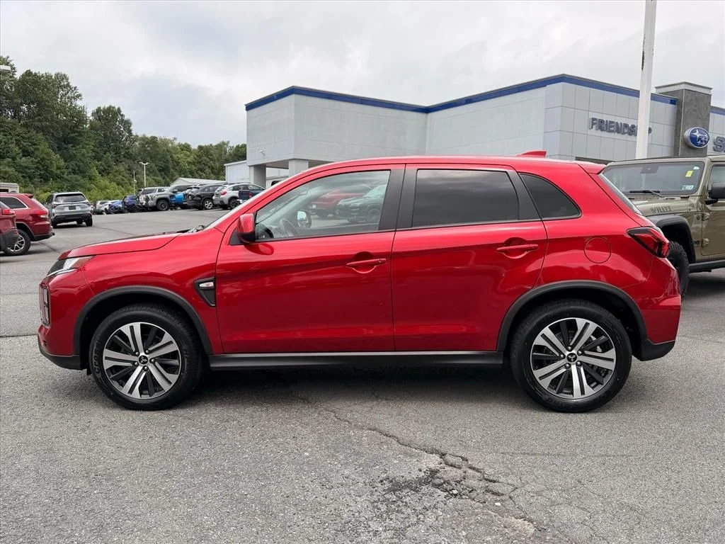 Used 2023 Red Mitsubishi  image 4