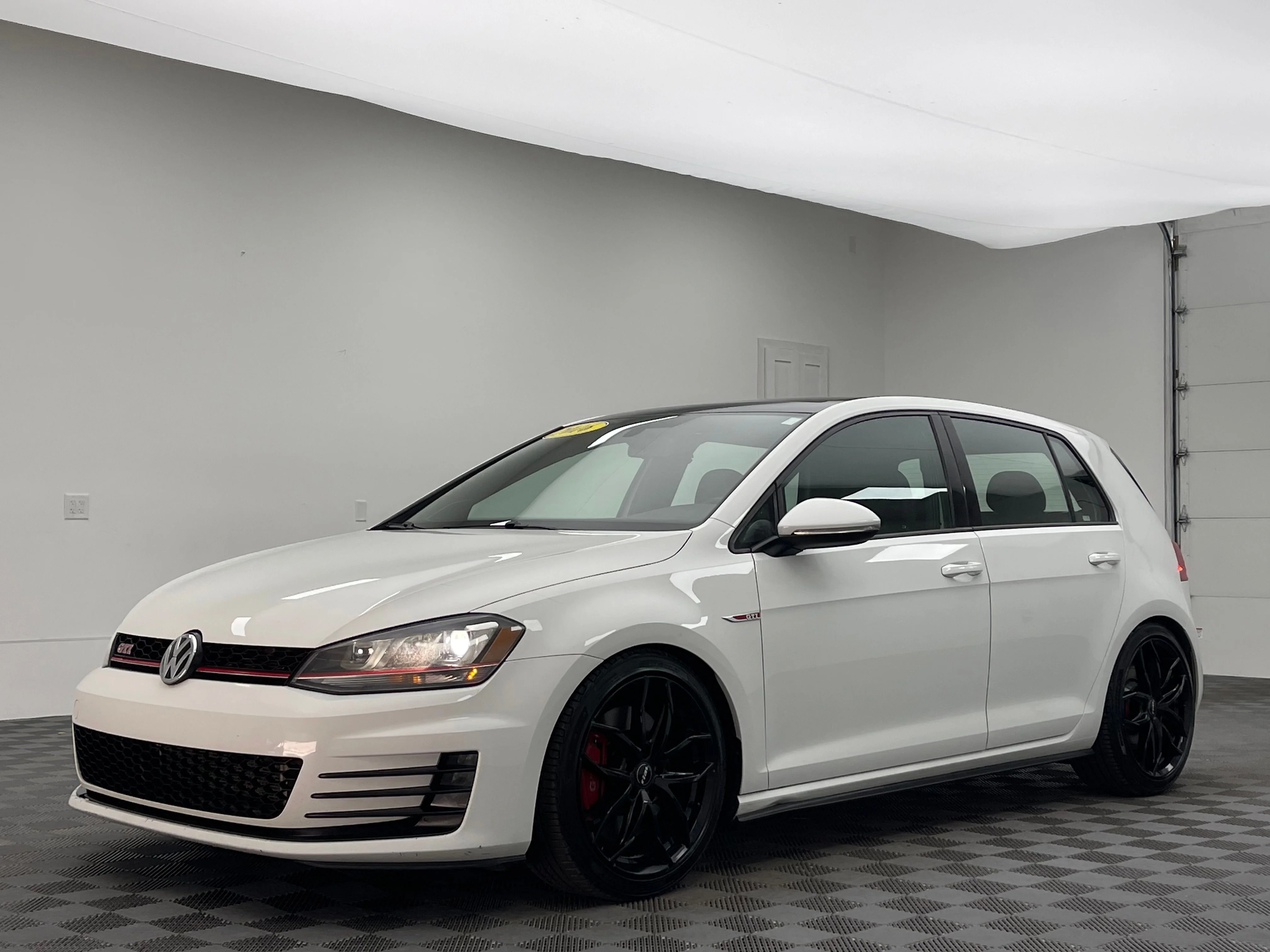 Used 2016 Pure White Volkswagen Autobahn image 2