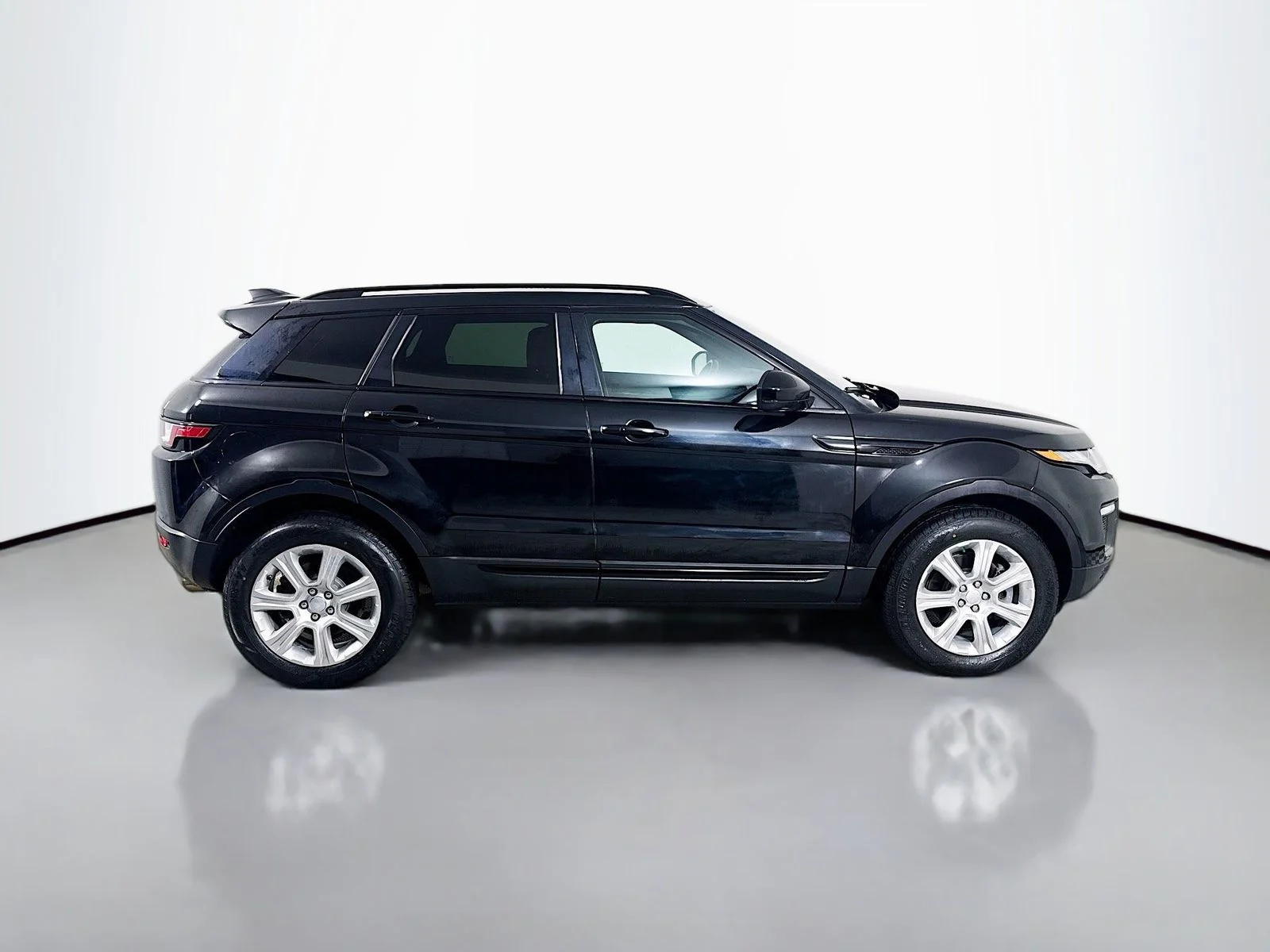 Used 2017  Land Rover SE image 8