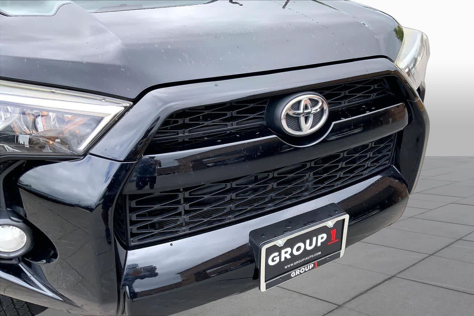 Used 2018 Midnight Black Metallic Toyota SR5 image 28