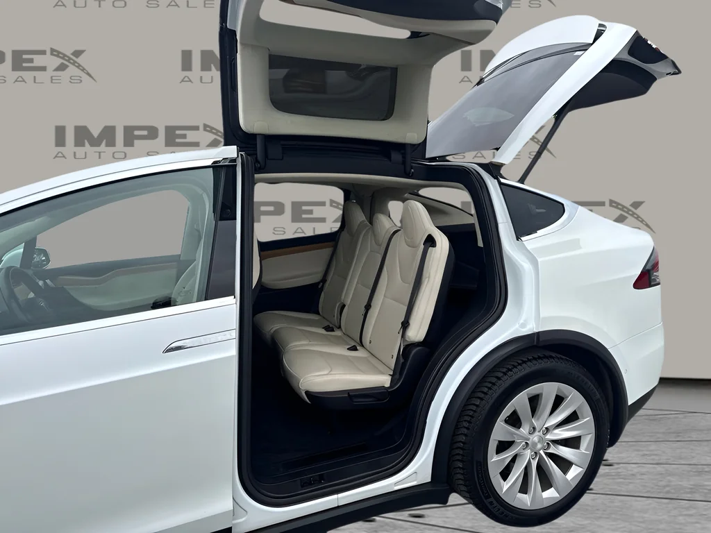 Used 2019  Tesla 100D image 30