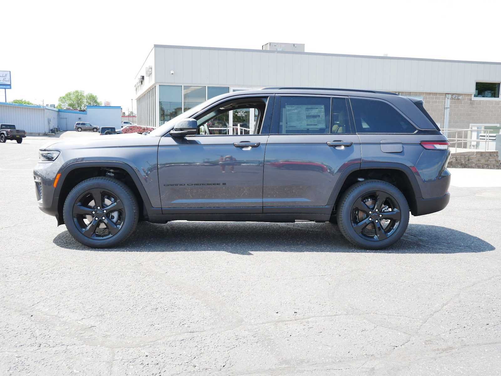 New 2026 Baltic Gray Metallic Clear-Coat Exterior Paint Jeep Limited image 4