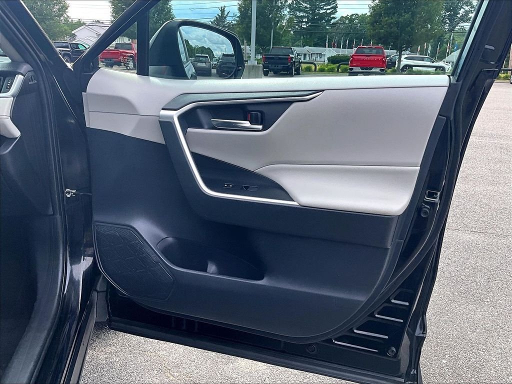 Used 2019 Black Toyota XLE image 10