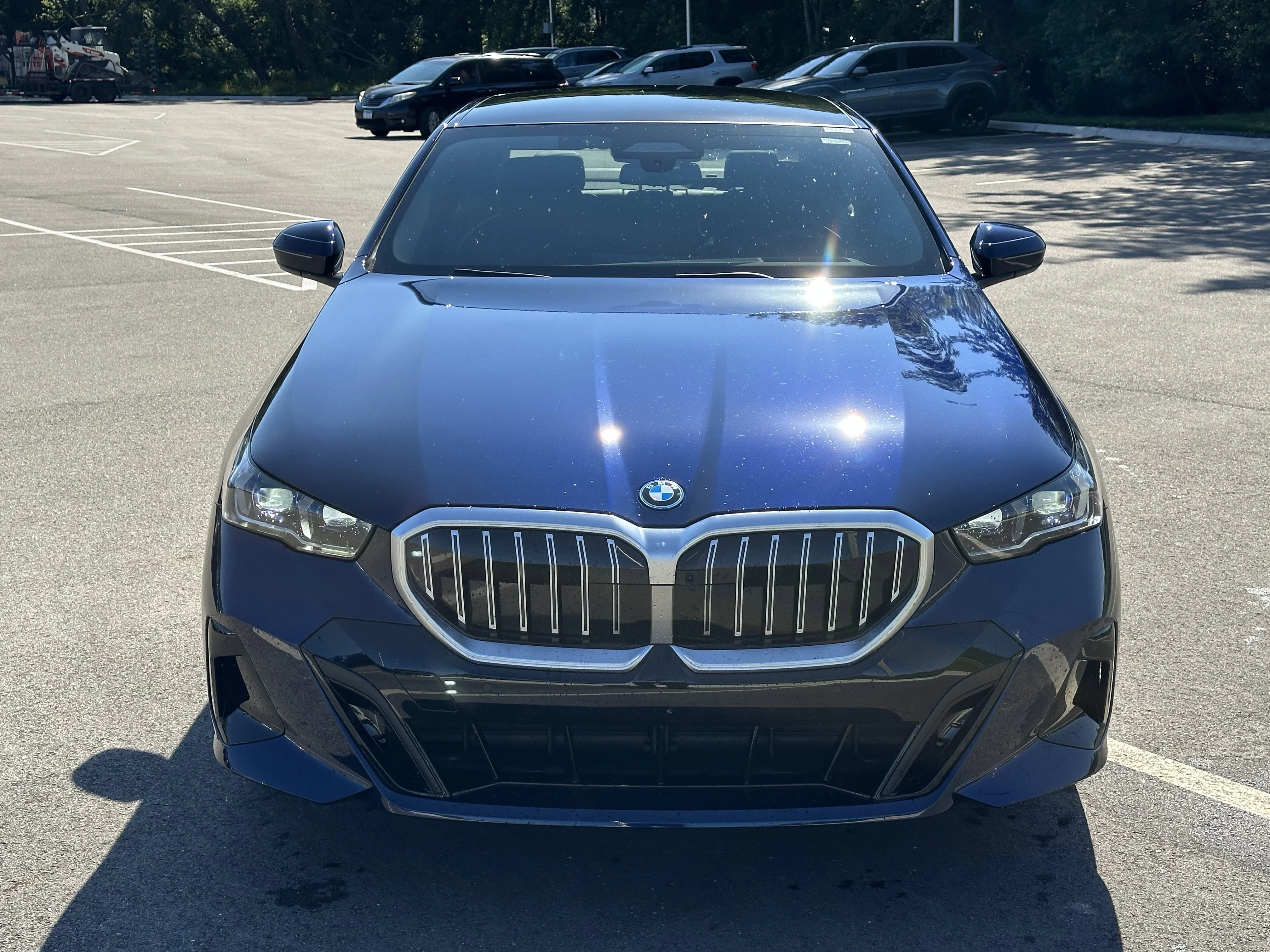 New 2026 Tanzanite Blue II Metallic BMW 550e xDrive image 2