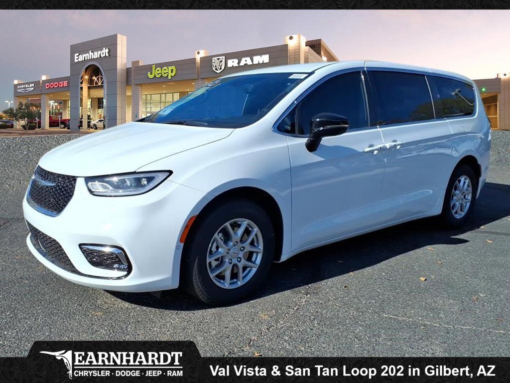 2026 Chrysler Pacifica Select's photo