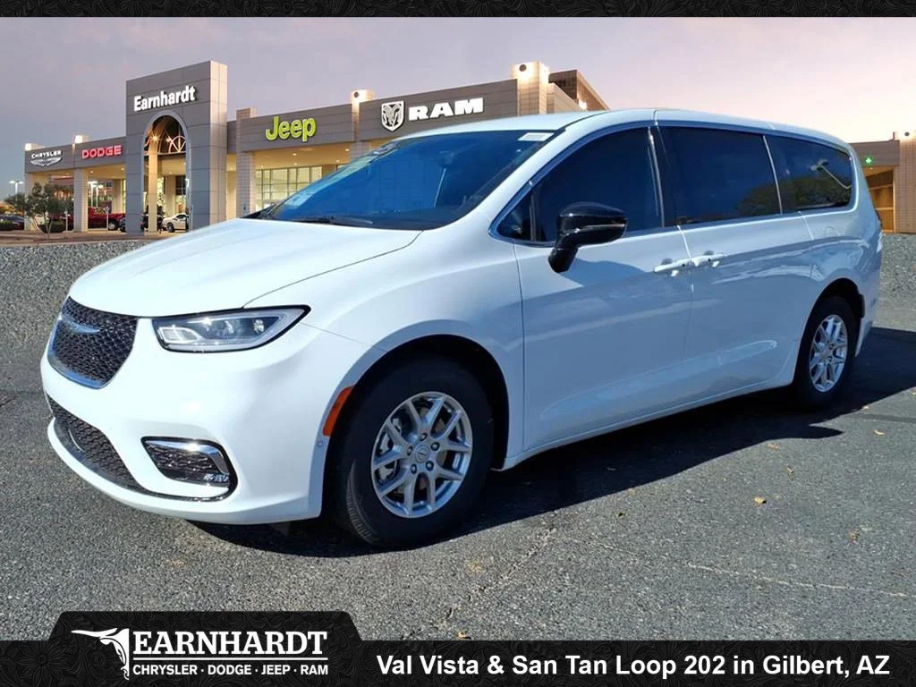 2026 Chrysler Pacifica Select's photo