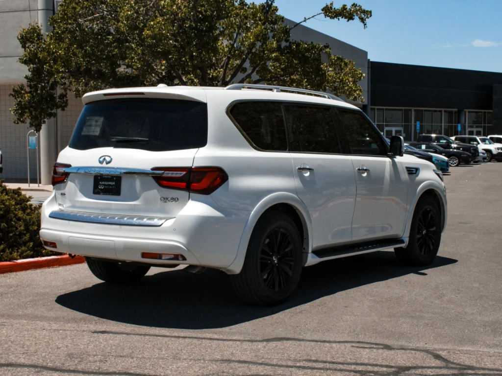 Used 2023 Moonstone White INFINITI LUXE image 5