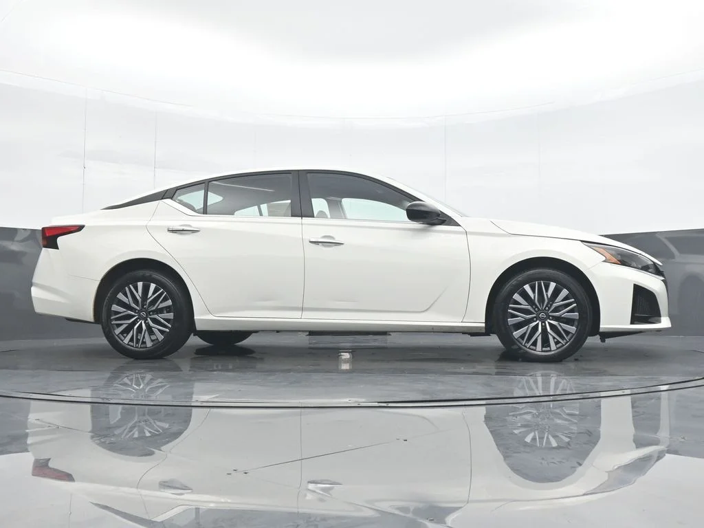 Used 2025 White Nissan 2.5 SV image 31