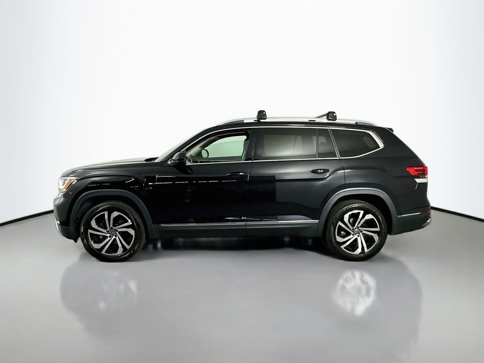 Used 2021 Deep Black Volkswagen SEL Premium image 4