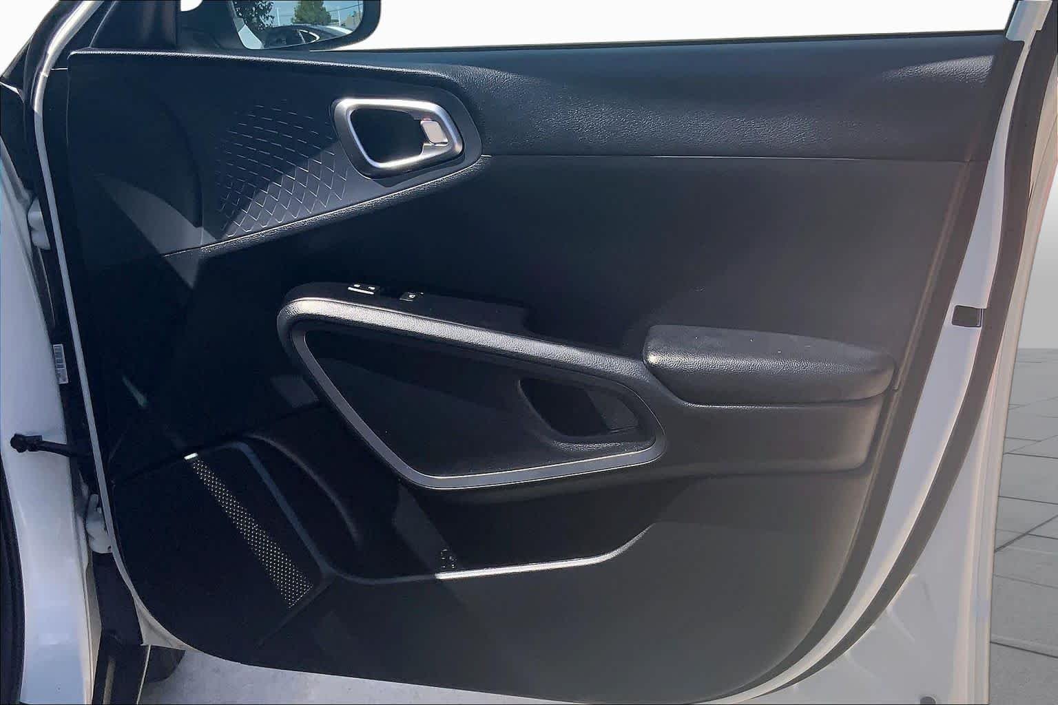 Used 2021 Snow White Pearl Kia S image 23