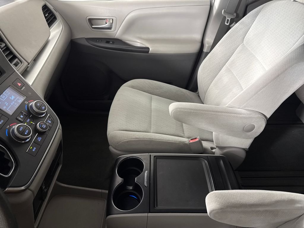 2015 Toyota Sienna LE - Photo 18