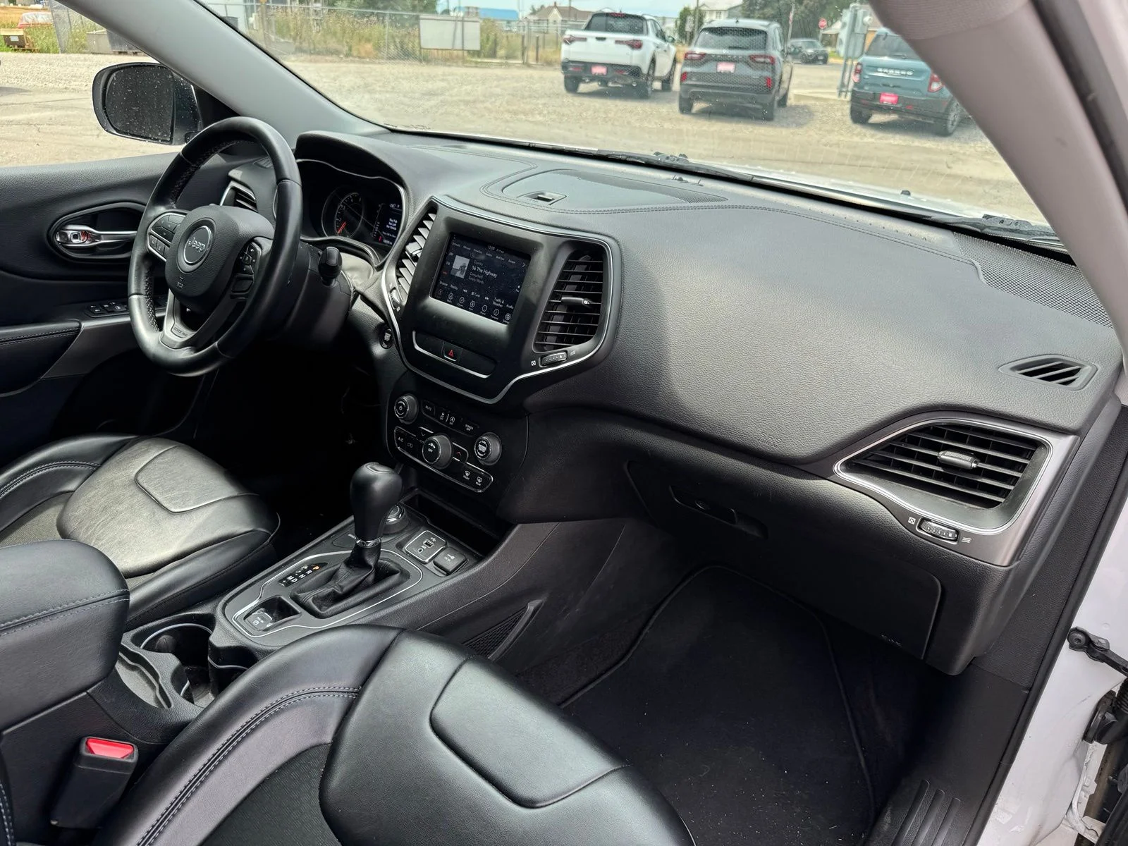 Used 2019 White Jeep Latitude Plus image 18