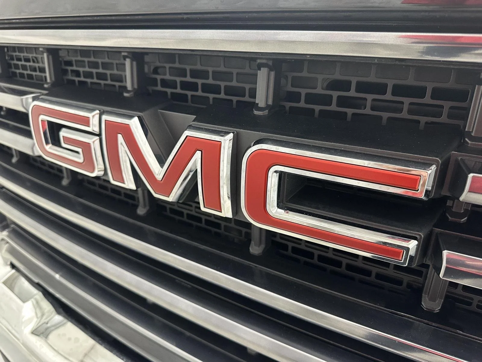 Used 2022 EBONY TWILIGHT METALLIC GMC SLE image 28