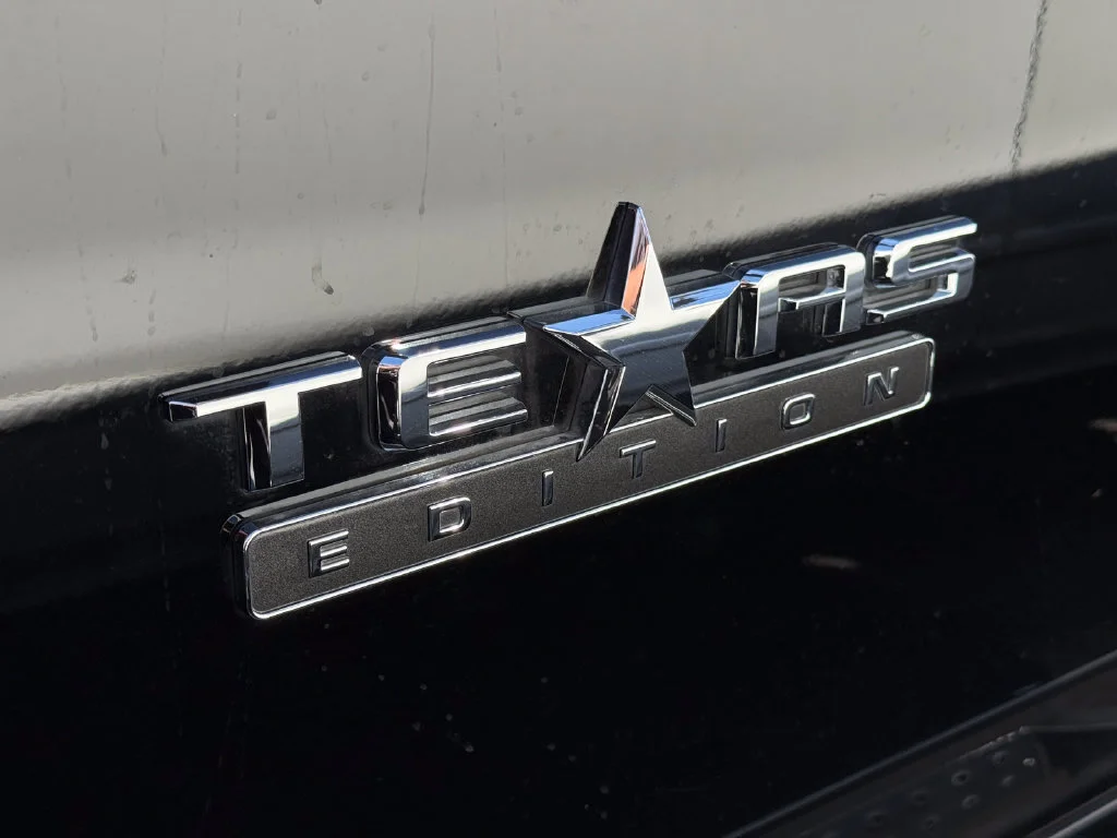 Used 2022 BLACK Chevrolet LT image 2