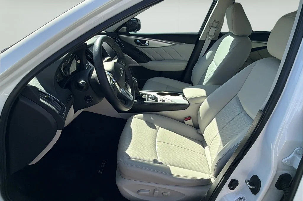Used 2023 White INFINITI LUXE image 17