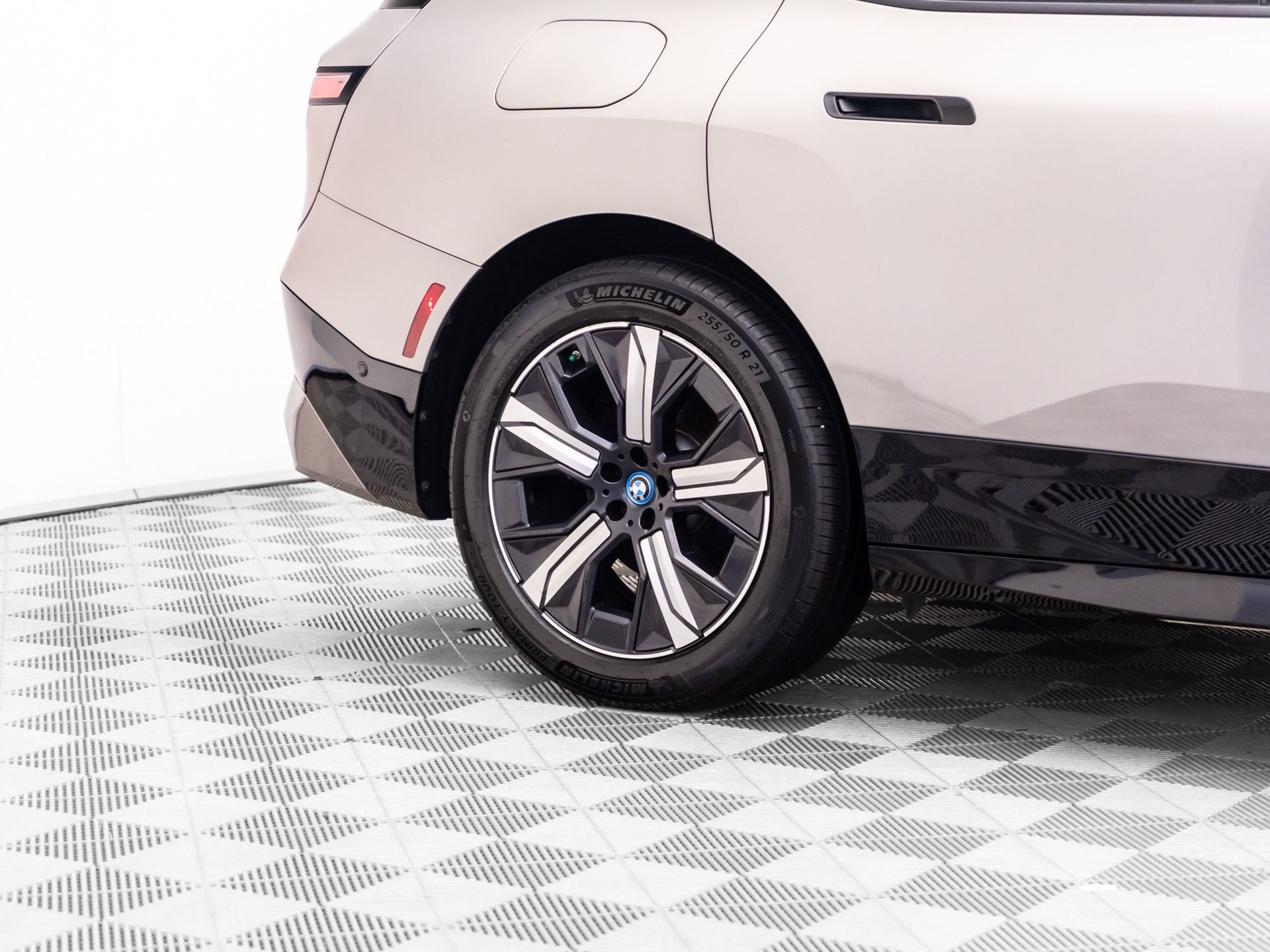 Used 2024 Gray BMW xDrive50 image 30