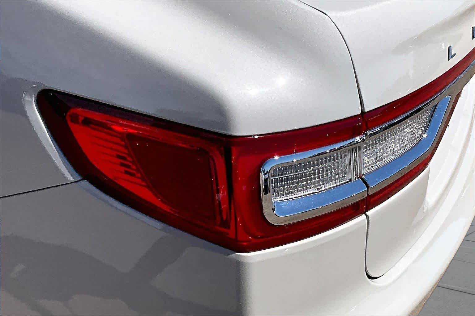 Used 2019 Ceramic Pearl Metallic Lincoln Reserve image 26
