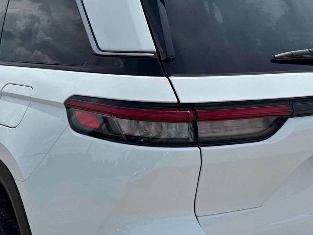 New 2026 Bright White Clear-Coat Exterior Paint Jeep Limited image 14