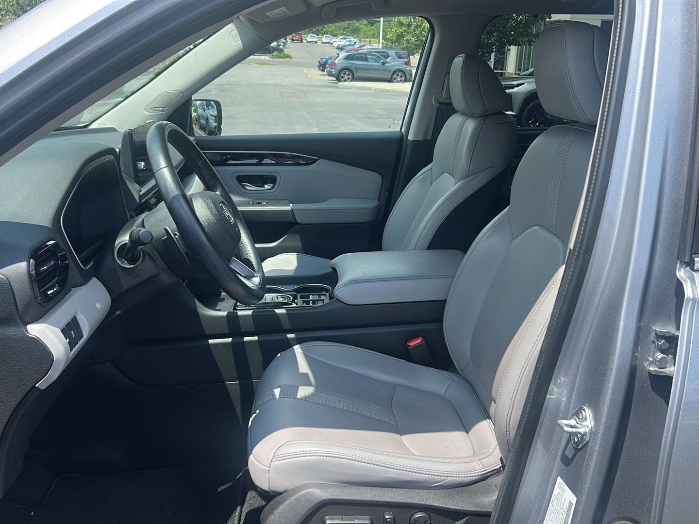 Used 2024 Lunar Silver Metallic Honda Touring image 11