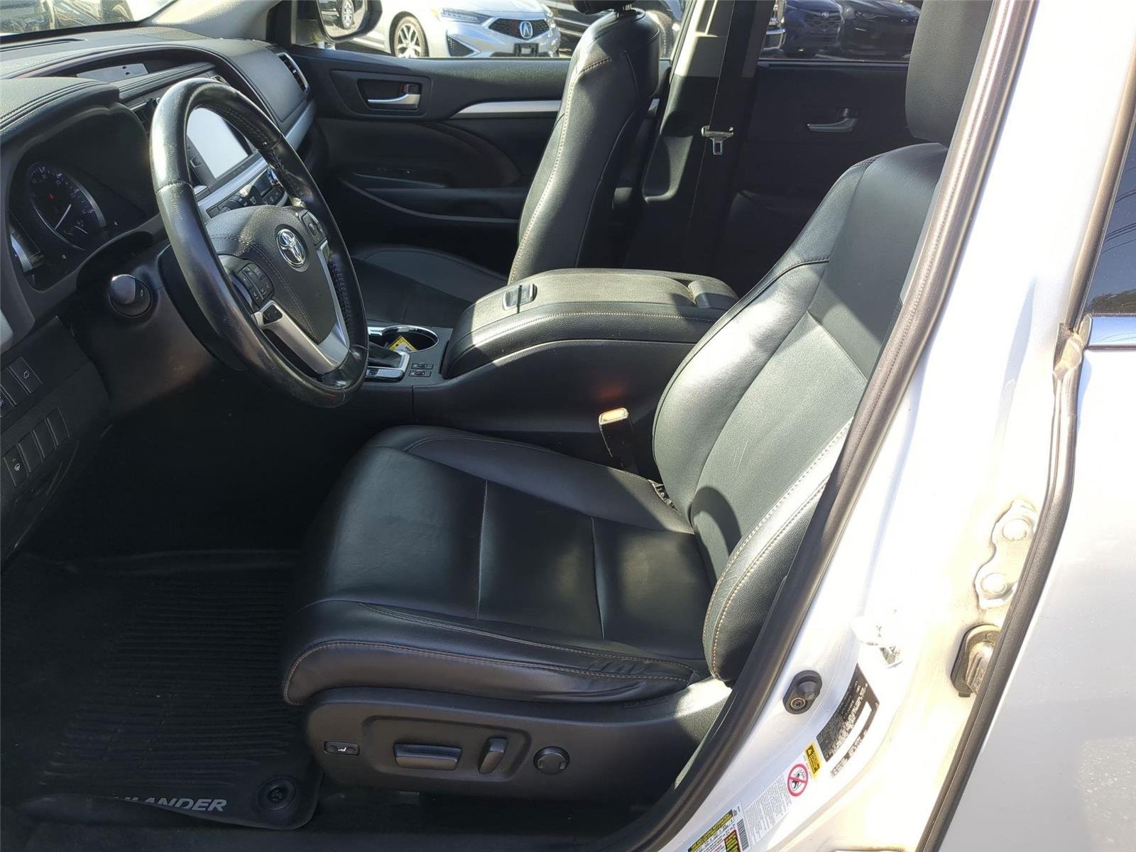 Used 2019  TOYOTA  image 17