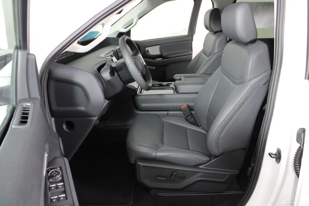 New 2026 Star White Metallic Tri-Coat Ford Active image 25