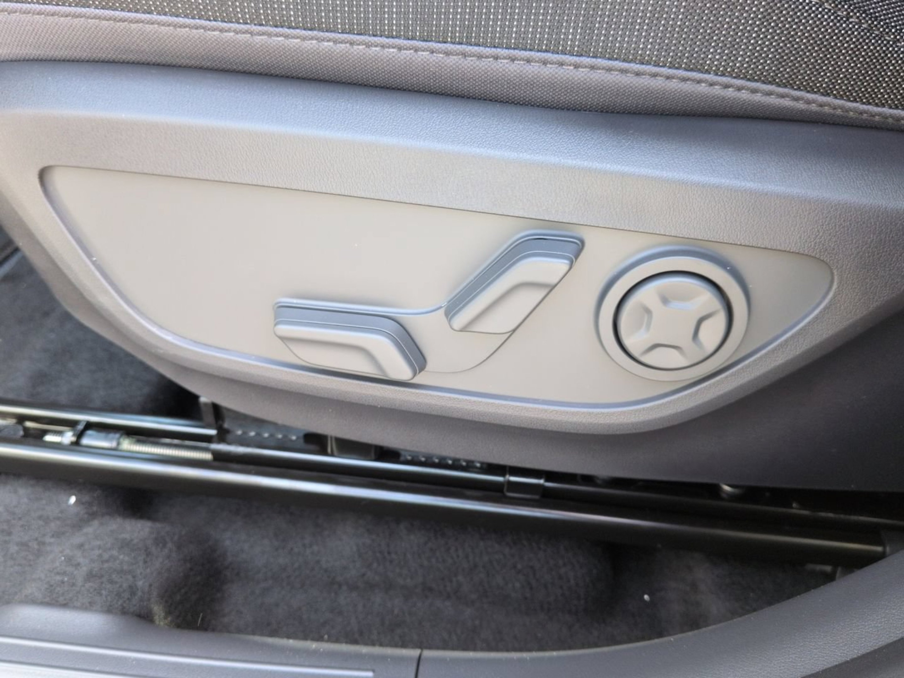 New 2027 Ivory Silver Kia S image 17