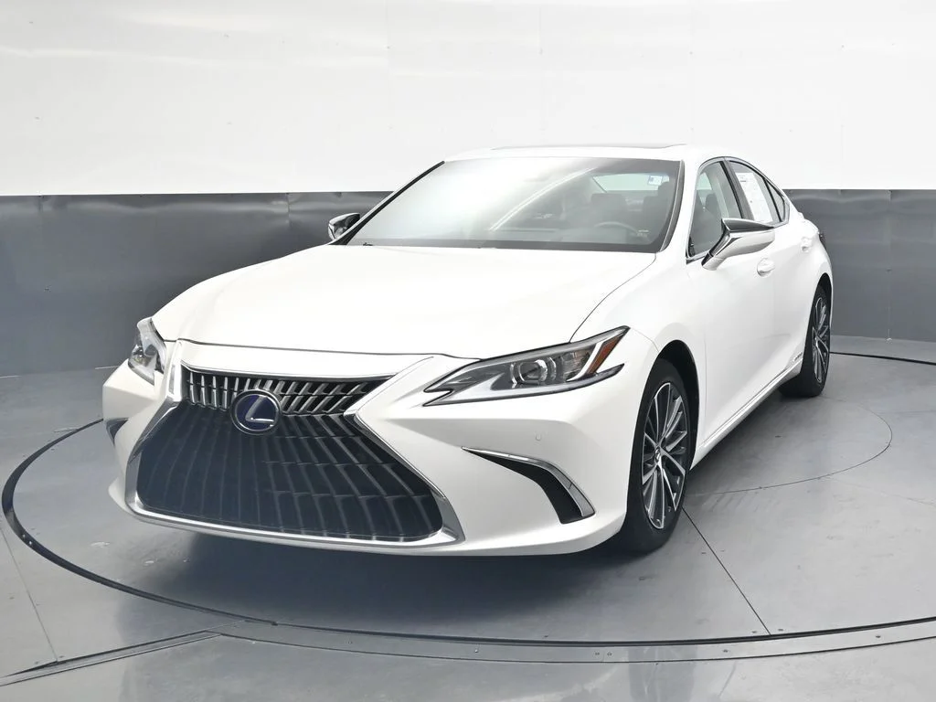 Used 2022 White Lexus 300h image 13