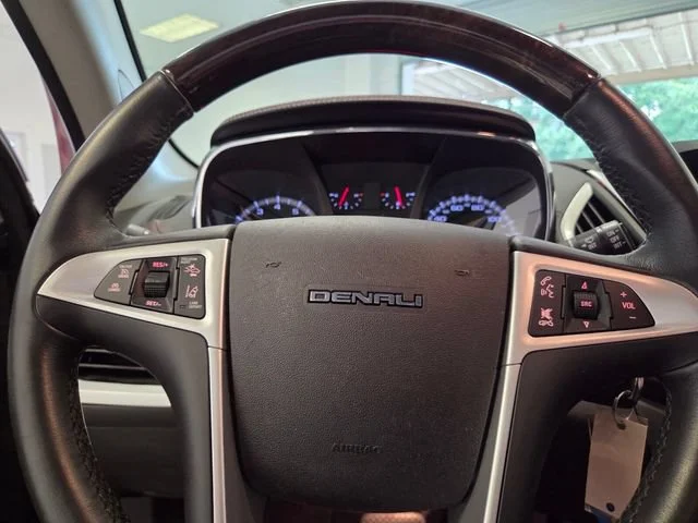 Used 2015 CRYSTAL RED TINTCOAT GMC Denali image 27