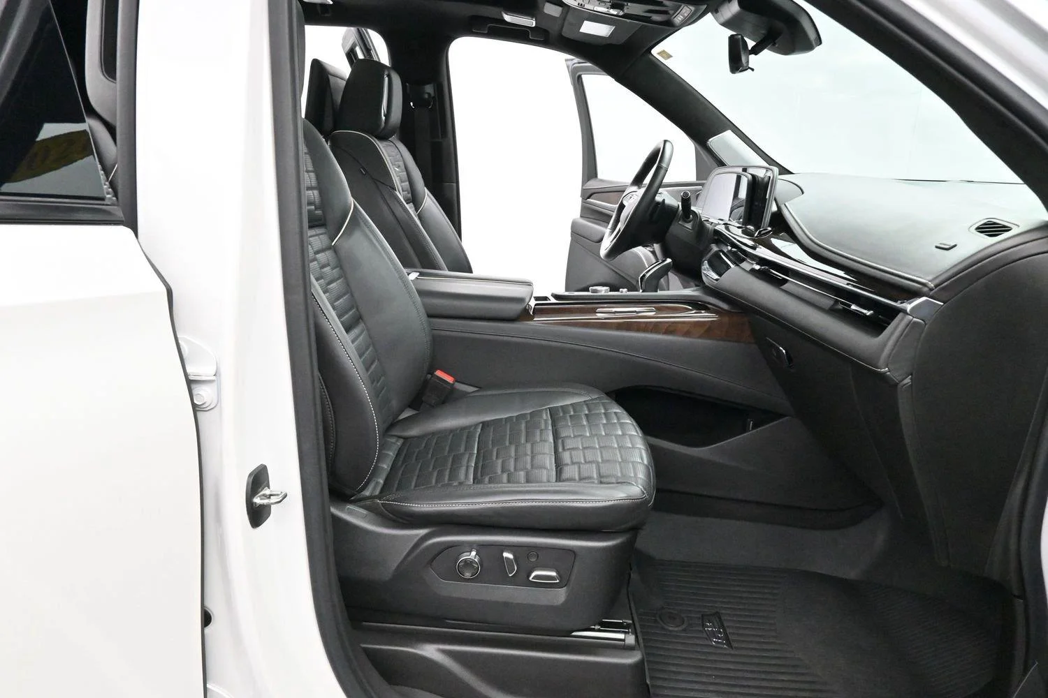Used 2021 CRYSTAL WHITE TRICOAT Cadillac Sport Platinum image 37