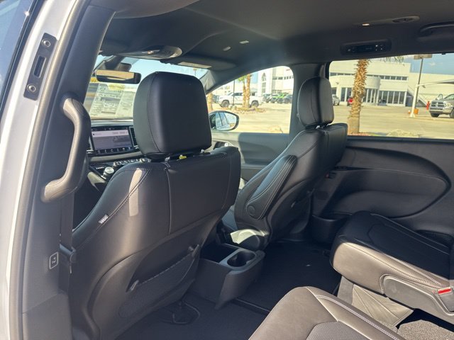 New 2026 Bright White Clear-Coat Exterior Paint Chrysler LX image 12