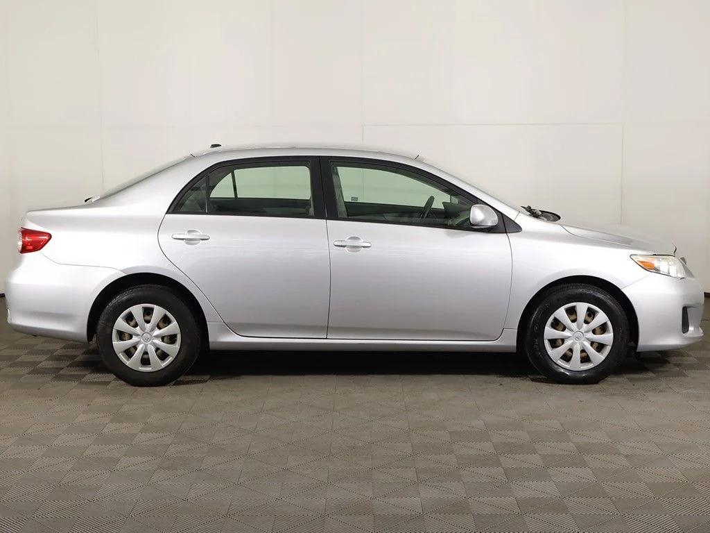 Used 2011 Silver Toyota LE image 13