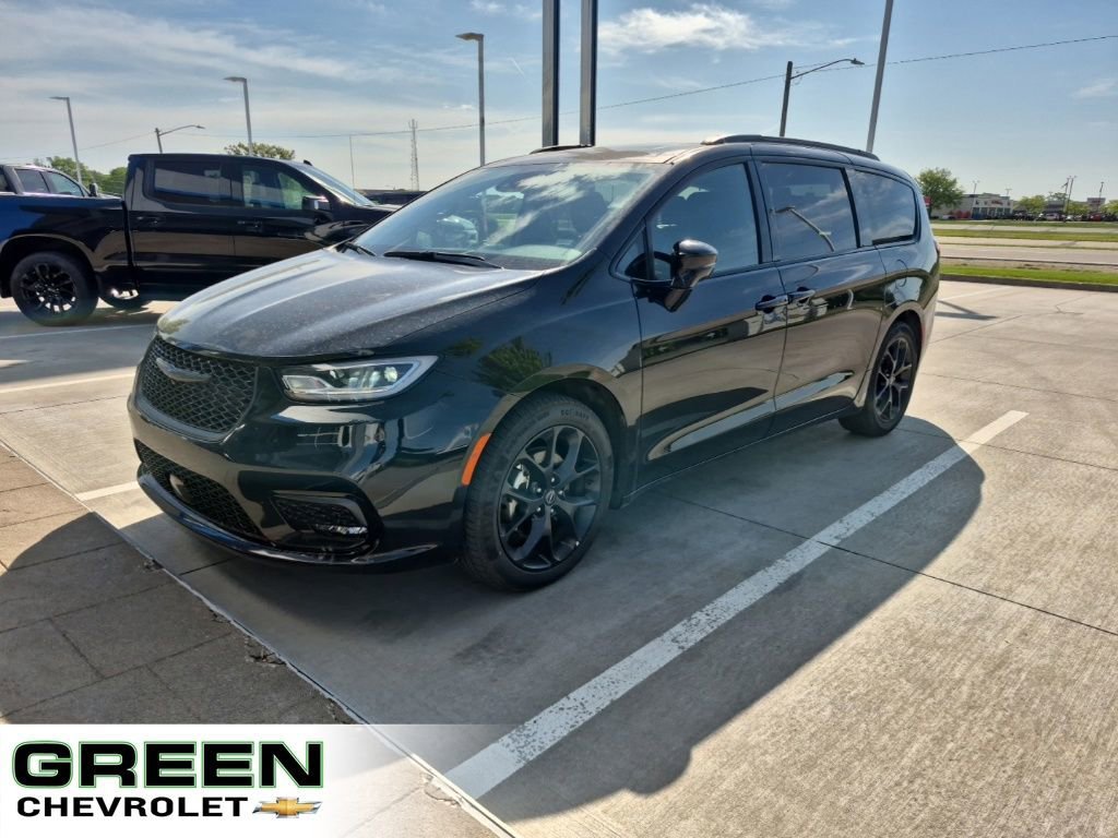 2025 Chrysler Pacifica Limited's photo