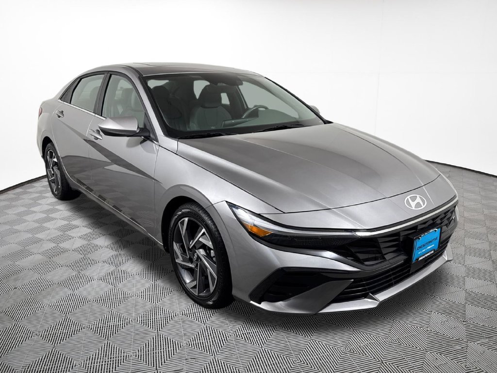 Used 2025 Gray Hyundai SEL Convenience image 4