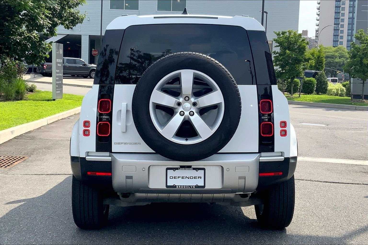 Used 2024 Fuji White Land Rover S image 4
