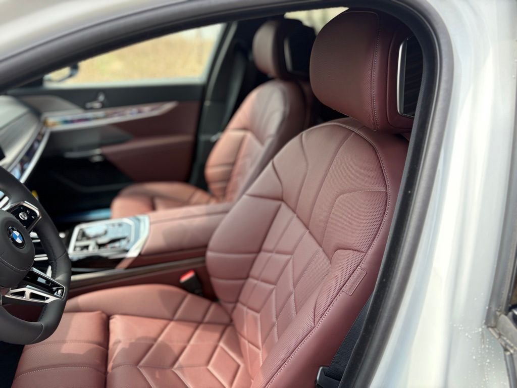 2025 BMW 7 Series 760i - Photo 13