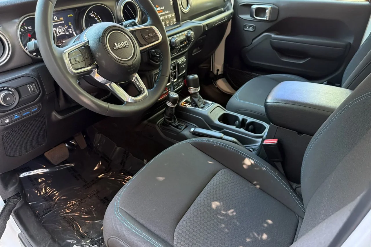 Used 2023 BRIGHT WHITE CLEAR Jeep Rubicon image 9