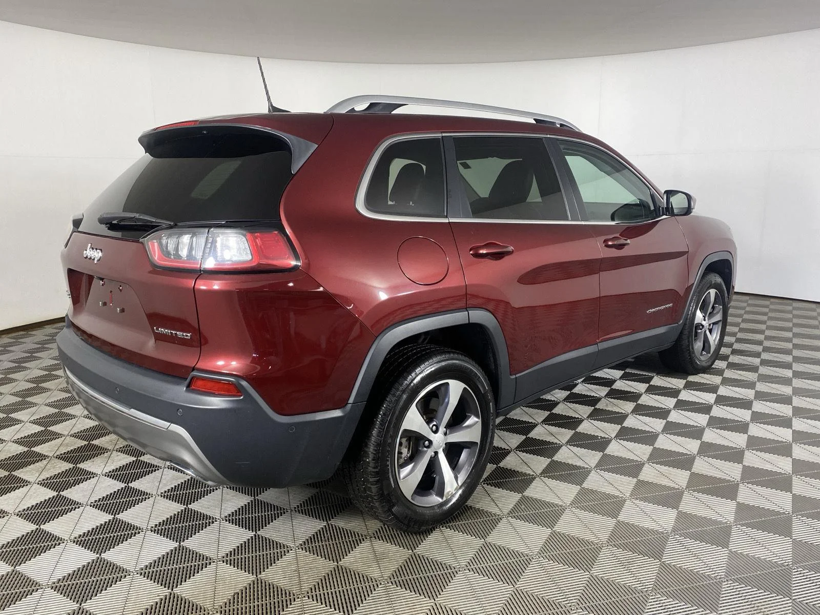 Used 2021 Velvet Red Pearlcoat Jeep Limited image 10