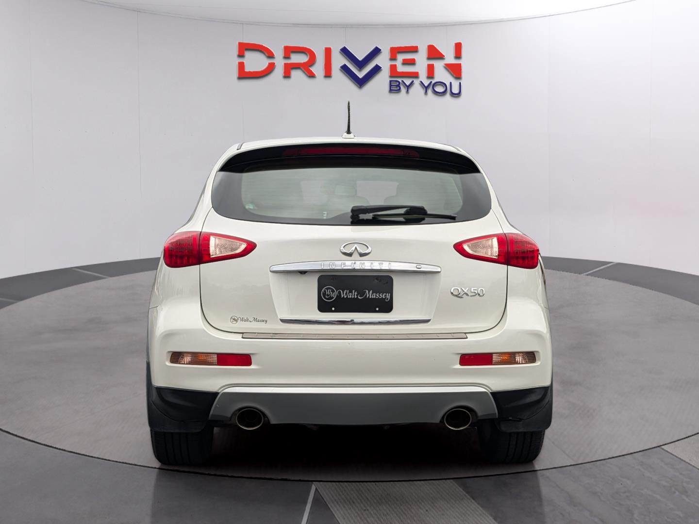 Used 2017 Majestic White INFINITI RWD image 4