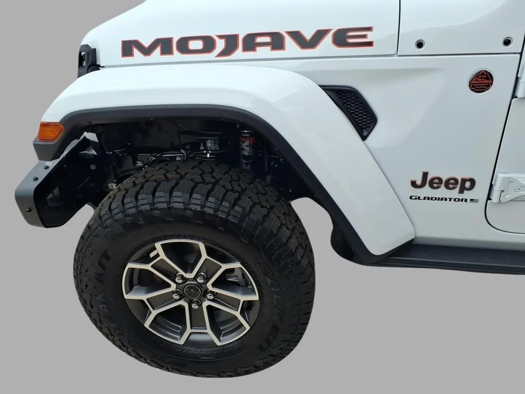 New 2026 Bright White Clear-Coat Exterior Paint Jeep Mojave X image 4