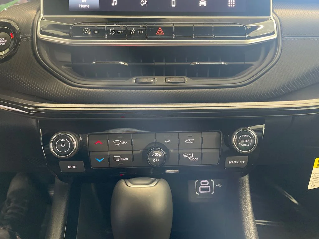 New 2026 Red Hot Pearlcoat Jeep Latitude Altitude image 19