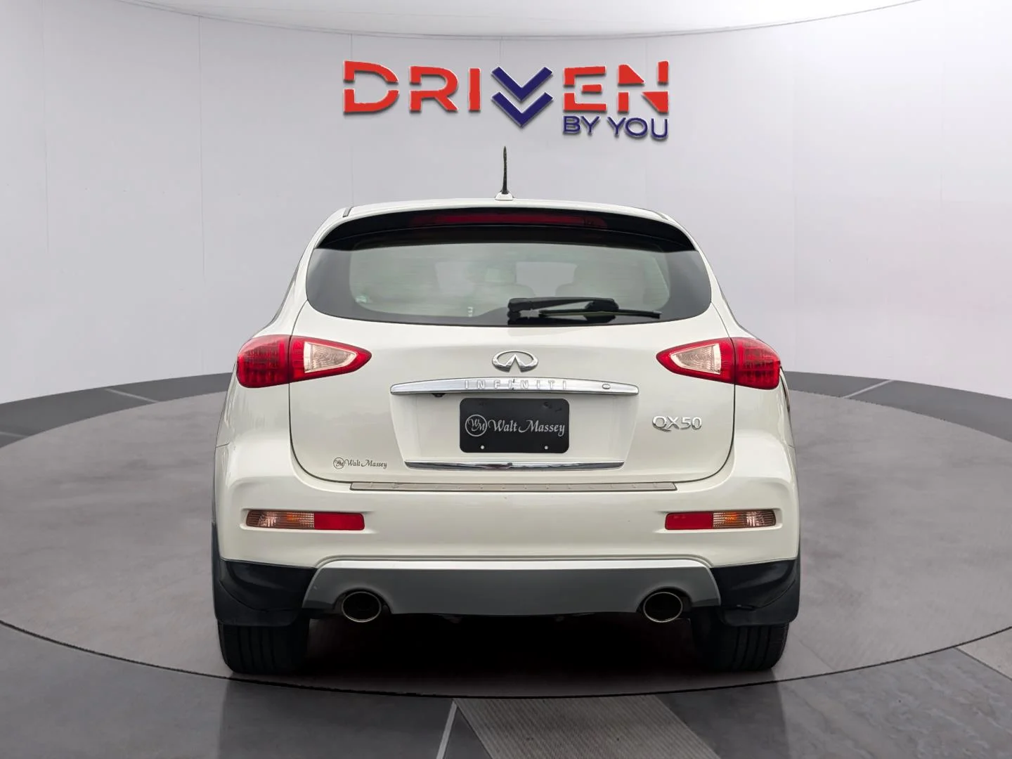 Used 2017 Majestic White INFINITI RWD image 4