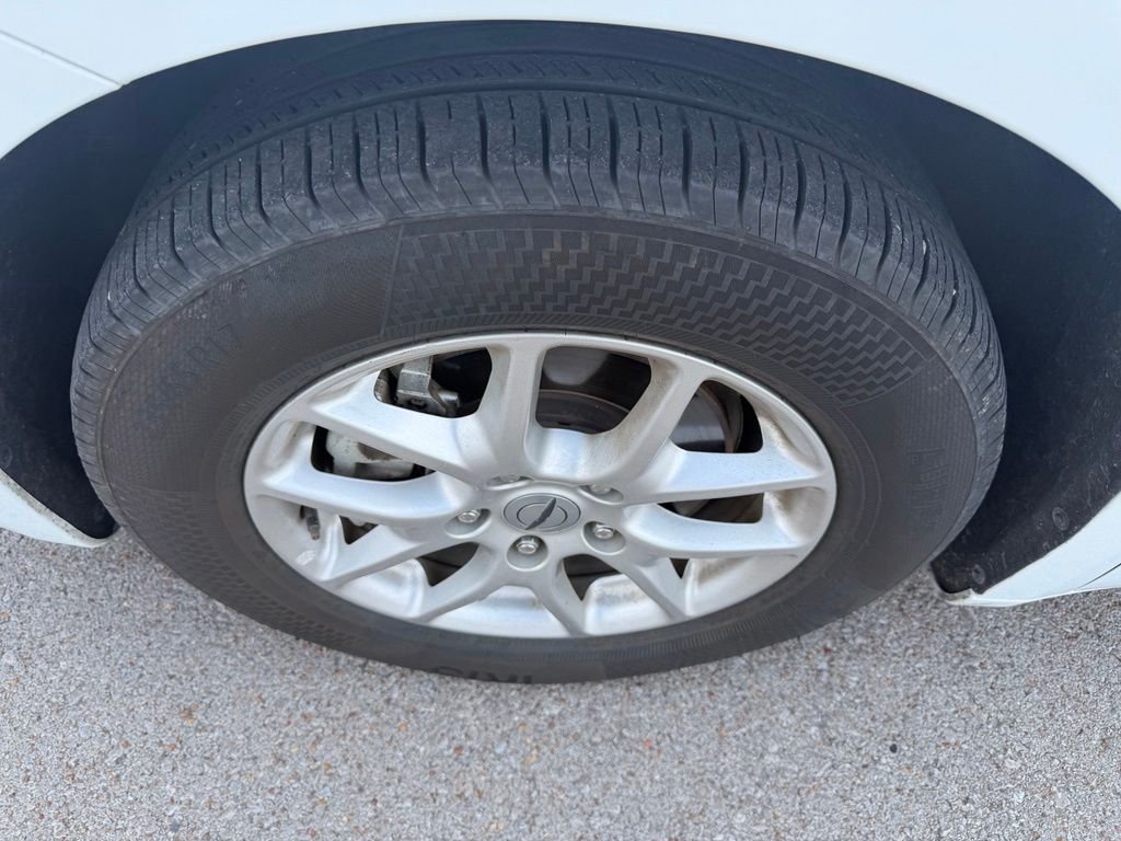 Used 2023 White Chrysler Touring L image 6