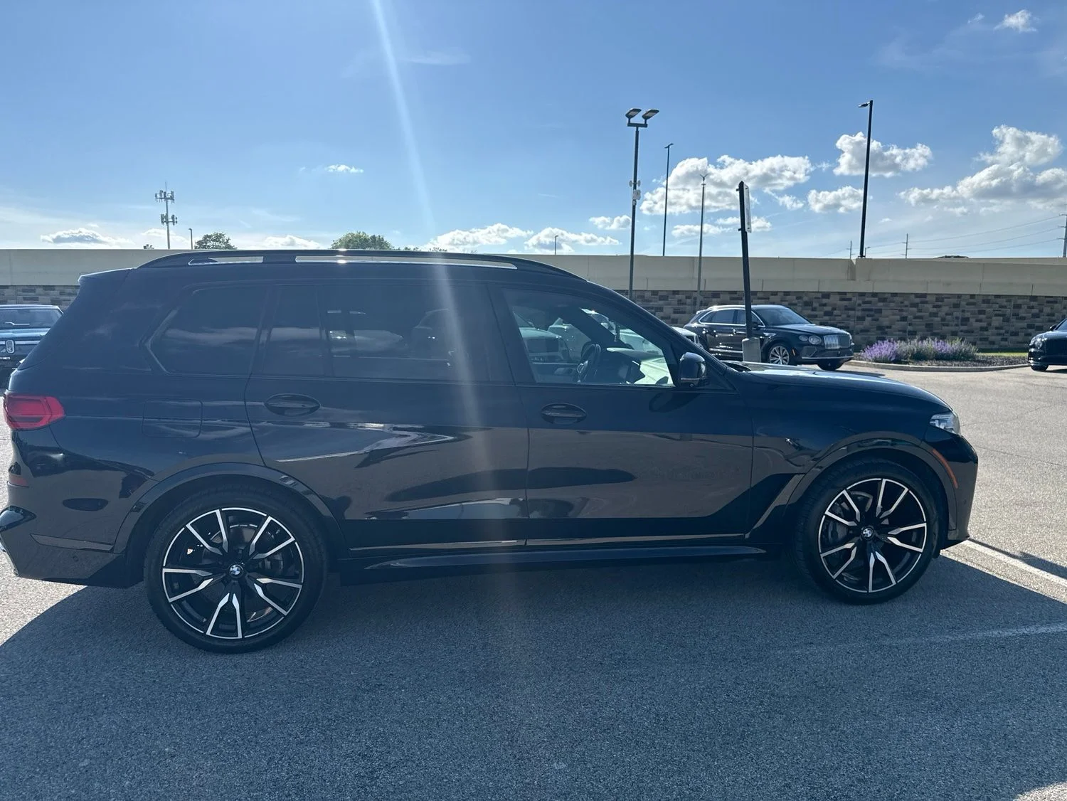 Used 2019 Black BMW xDrive40i image 9